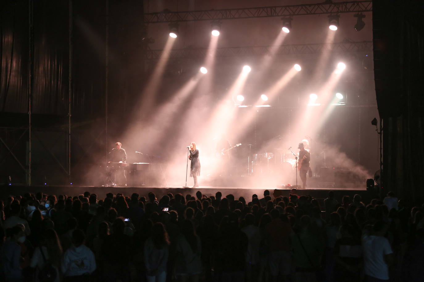 Música de ayer y de hoy en la plaza del Centro Niemeyer de Avilés. La Oreja de Van Gogh ha hecho un viaje en el tiempo a través de sus canciones, algunas de ellas con más de veinte años. El grupo también ha sabido coquistar a su público con los temas más nuevos. 