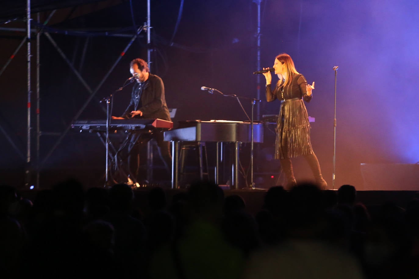 Música de ayer y de hoy en la plaza del Centro Niemeyer de Avilés. La Oreja de Van Gogh ha hecho un viaje en el tiempo a través de sus canciones, algunas de ellas con más de veinte años. El grupo también ha sabido coquistar a su público con los temas más nuevos. 