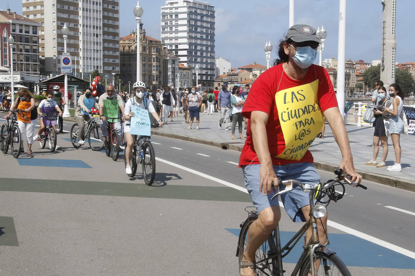 Decenas de personas se han concentrado frente al paseo marítimo de Gijón en una bicicletada contra el cambio climático. Bajo el lema 'peatonalización y movilidad sostenible para enfriar el planeta' los integrantes de la plataforma ecologista 'Asturies pol Clima' han querido concienciar a la ciudadanía de la alarmante situación climática que atraviesa nuestra sociedad. Tras una comprometida intervención en la Escalerona a favor de la bicicleta como transporte sostenible se ha realizado una marcha ciclista desde el Náutico hasta El Rinconín.