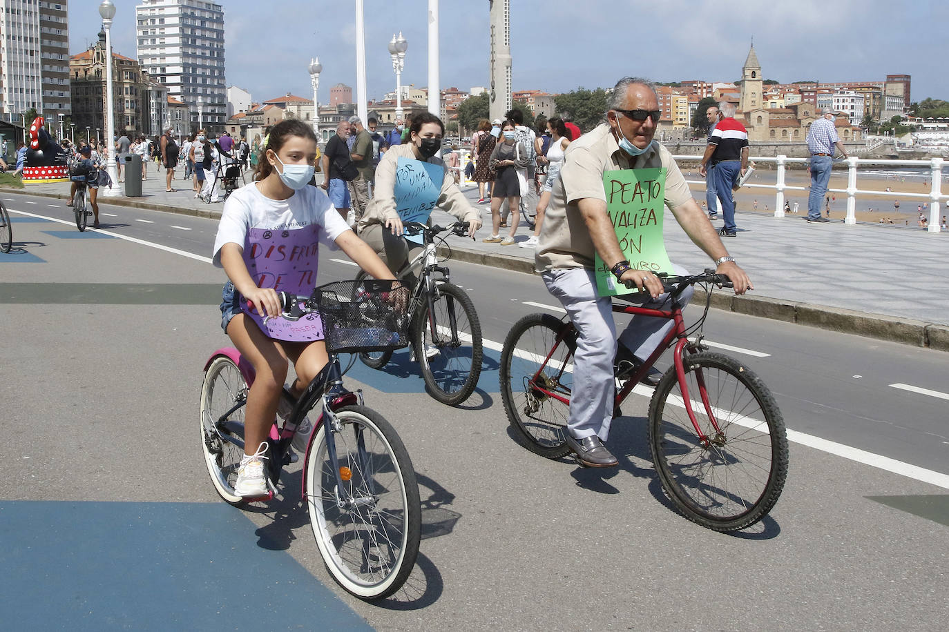 Decenas de personas se han concentrado frente al paseo marítimo de Gijón en una bicicletada contra el cambio climático. Bajo el lema 'peatonalización y movilidad sostenible para enfriar el planeta' los integrantes de la plataforma ecologista 'Asturies pol Clima' han querido concienciar a la ciudadanía de la alarmante situación climática que atraviesa nuestra sociedad. Tras una comprometida intervención en la Escalerona a favor de la bicicleta como transporte sostenible se ha realizado una marcha ciclista desde el Náutico hasta El Rinconín.