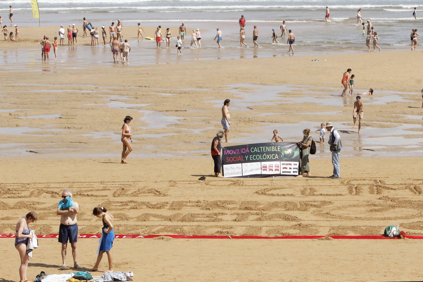 Decenas de personas se han concentrado frente al paseo marítimo de Gijón en una bicicletada contra el cambio climático. Bajo el lema 'peatonalización y movilidad sostenible para enfriar el planeta' los integrantes de la plataforma ecologista 'Asturies pol Clima' han querido concienciar a la ciudadanía de la alarmante situación climática que atraviesa nuestra sociedad. Tras una comprometida intervención en la Escalerona a favor de la bicicleta como transporte sostenible se ha realizado una marcha ciclista desde el Náutico hasta El Rinconín.