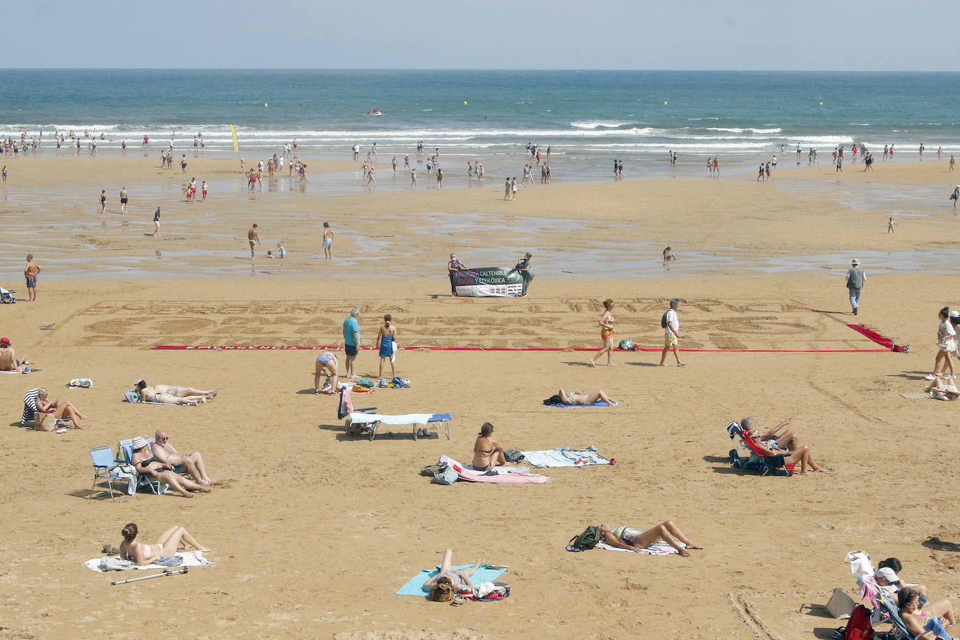 Decenas de personas se han concentrado frente al paseo marítimo de Gijón en una bicicletada contra el cambio climático. Bajo el lema 'peatonalización y movilidad sostenible para enfriar el planeta' los integrantes de la plataforma ecologista 'Asturies pol Clima' han querido concienciar a la ciudadanía de la alarmante situación climática que atraviesa nuestra sociedad. Tras una comprometida intervención en la Escalerona a favor de la bicicleta como transporte sostenible se ha realizado una marcha ciclista desde el Náutico hasta El Rinconín.