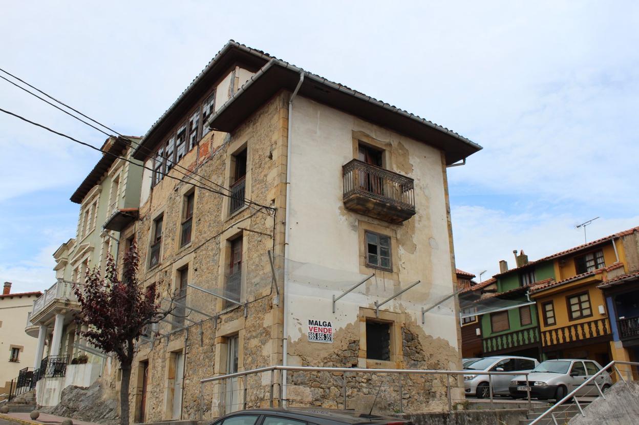 Inmueble sin rehabilitar en el centro de la villa de Colunga.