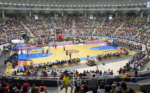 Un partido de baloncesto en la plaza cubierta de Burgos, el Coliseum.