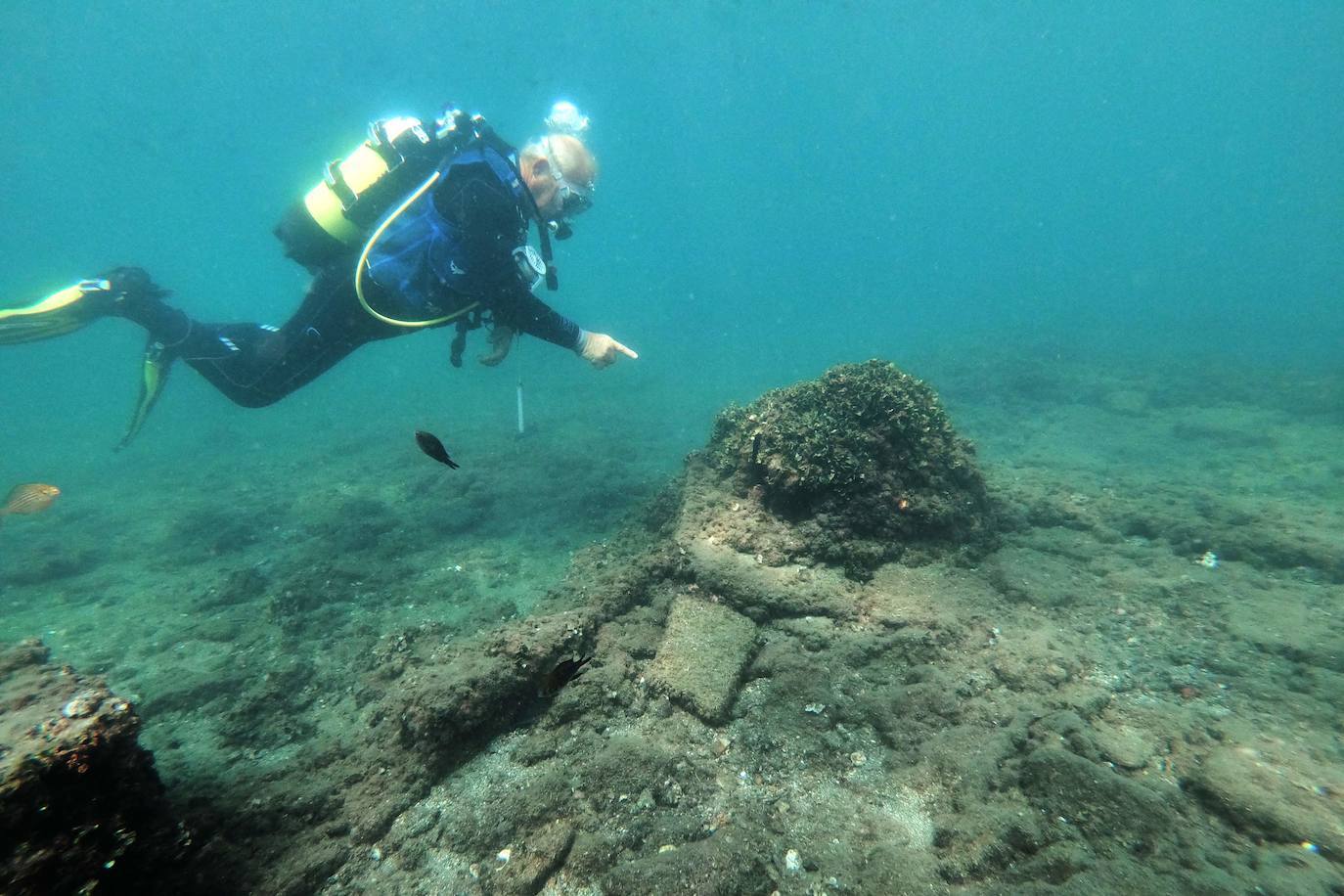 La antigua ciudad romana sumergida de Baiae, parte del complejo del Parque Arqueológico Campi Flegrei en Pozzuoli, cerca de Nápoles donde los buceadores pueden explorar las ruinas.