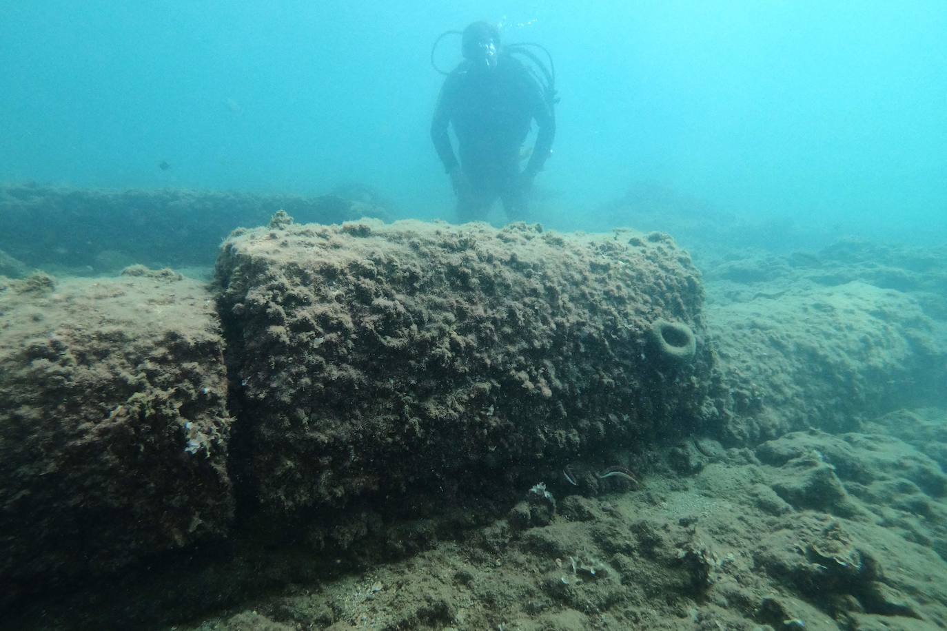 La antigua ciudad romana sumergida de Baiae, parte del complejo del Parque Arqueológico Campi Flegrei en Pozzuoli, cerca de Nápoles donde los buceadores pueden explorar las ruinas.