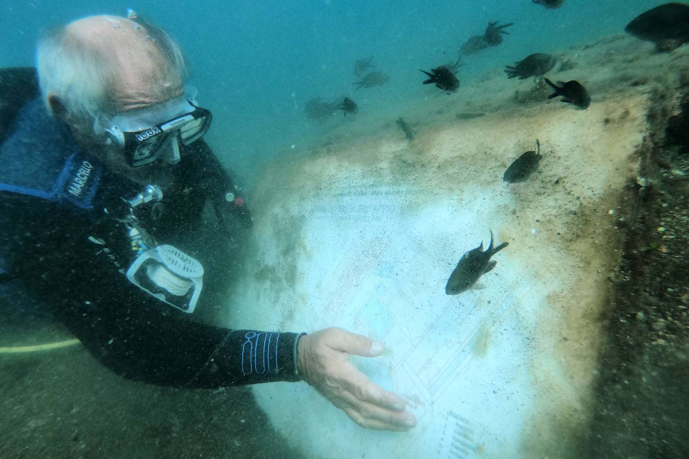 La antigua ciudad romana sumergida de Baiae, parte del complejo del Parque Arqueológico Campi Flegrei en Pozzuoli, cerca de Nápoles donde los buceadores pueden explorar las ruinas.