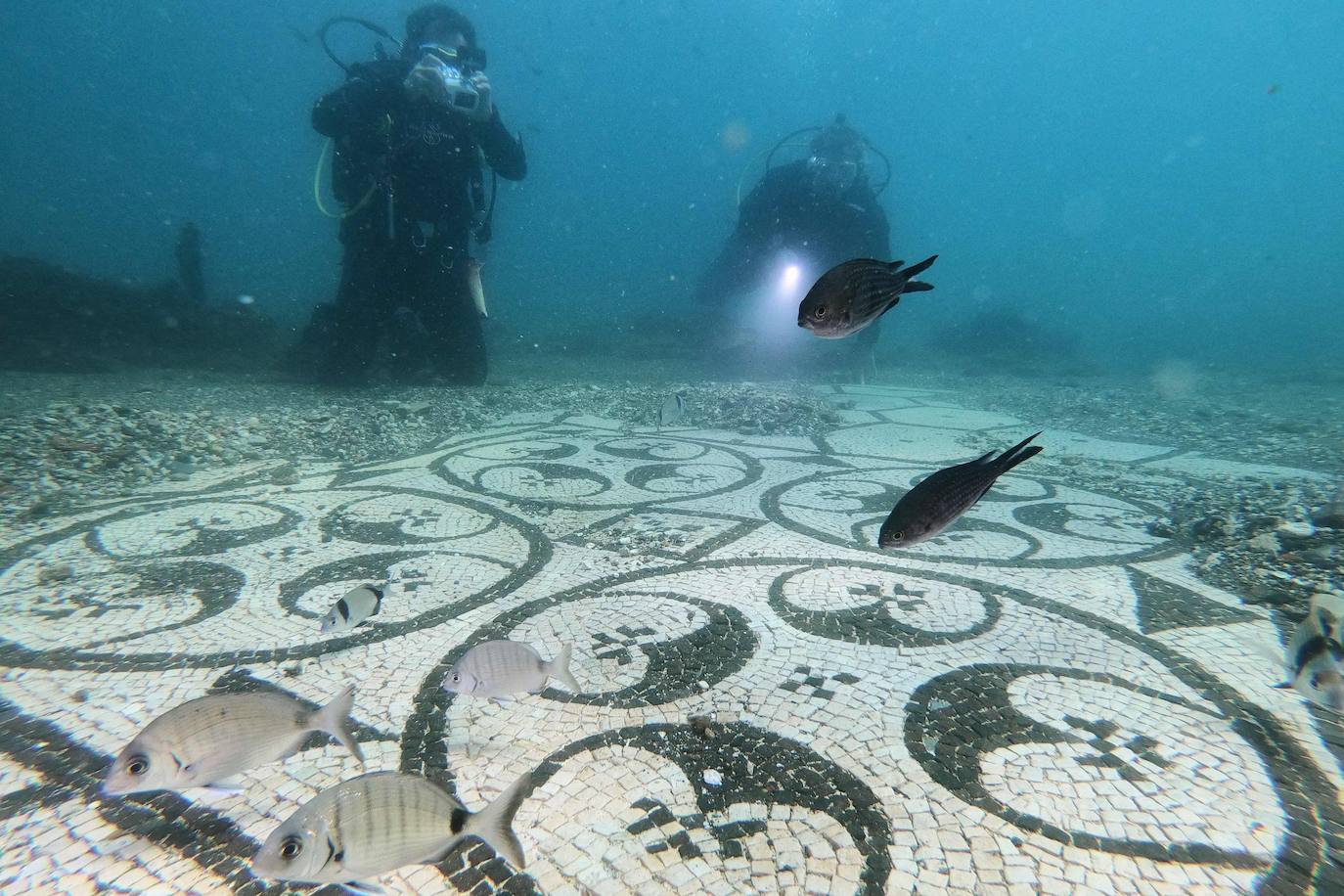 La antigua ciudad romana sumergida de Baiae, parte del complejo del Parque Arqueológico Campi Flegrei en Pozzuoli, cerca de Nápoles donde los buceadores pueden explorar las ruinas.