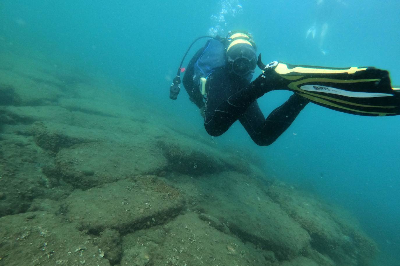 La antigua ciudad romana sumergida de Baiae, parte del complejo del Parque Arqueológico Campi Flegrei en Pozzuoli, cerca de Nápoles donde los buceadores pueden explorar las ruinas.