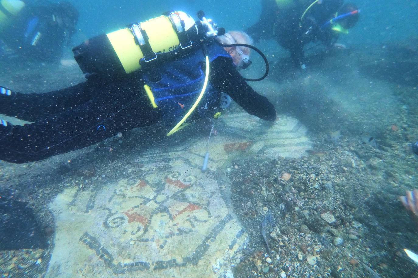 La antigua ciudad romana sumergida de Baiae, parte del complejo del Parque Arqueológico Campi Flegrei en Pozzuoli, cerca de Nápoles donde los buceadores pueden explorar las ruinas.