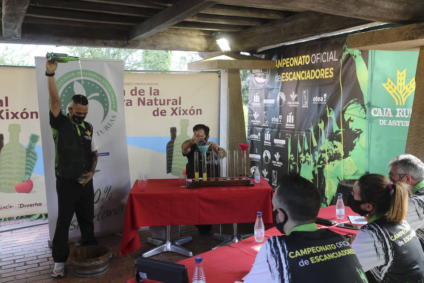 El Jardín Botánico de Gijón ha acogido este jueves la quinta fase del XXVIII Campeonato Oficial de Escanciadores. Wilkin Aquiles conserva la primera posición en la clasificación regional