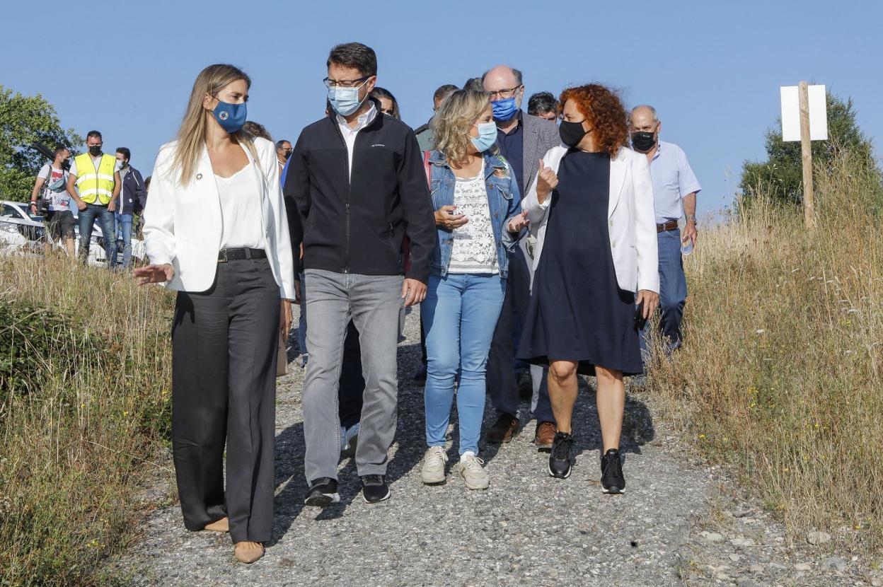 La secretaria de Estado de Energía y el consejero de Industria, el pasado martes, junto a los alcaldes del suroccidente asturiano y de los municipios mineros de León, en su visita a Ibias. 