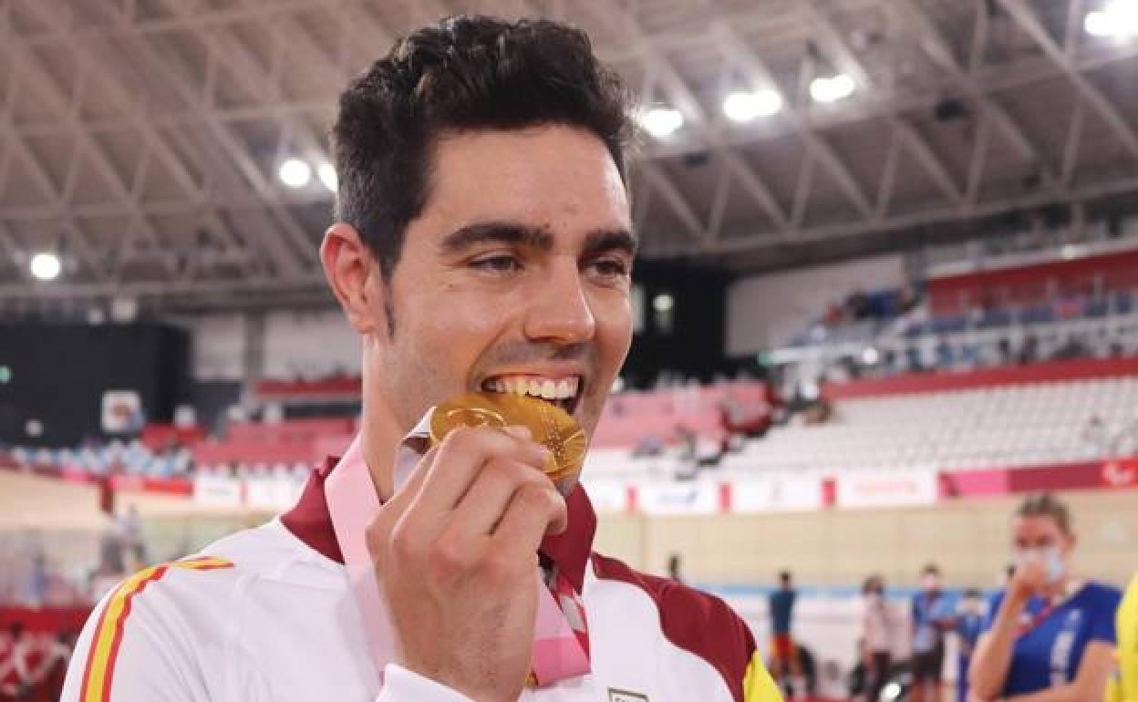 Alfonso Cabello muerde la medalla de oro conquistada en Tokio 2020.