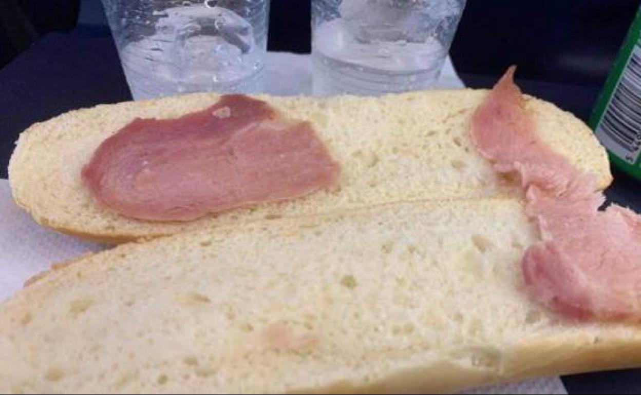 El bocadillo con apenas dos lonchas de embutido.