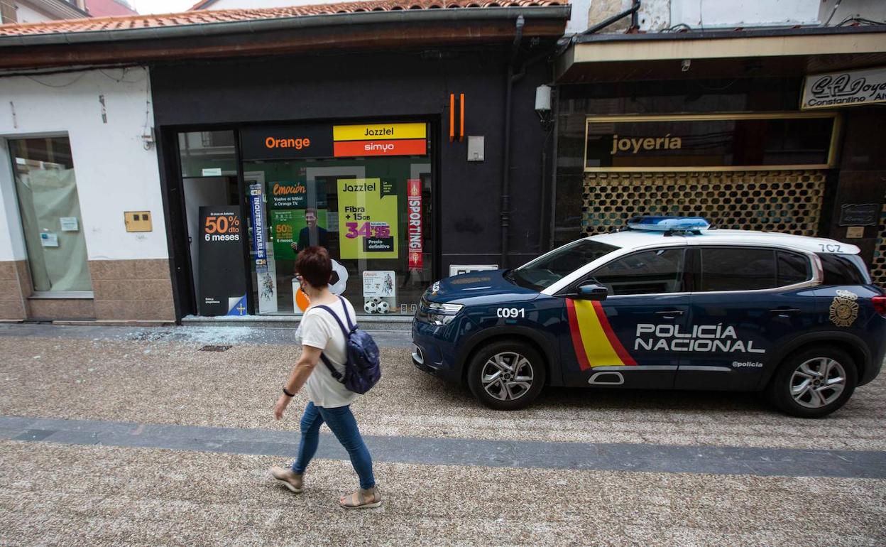 Un coche de la Policía Nacional frente a la tienda atracada.