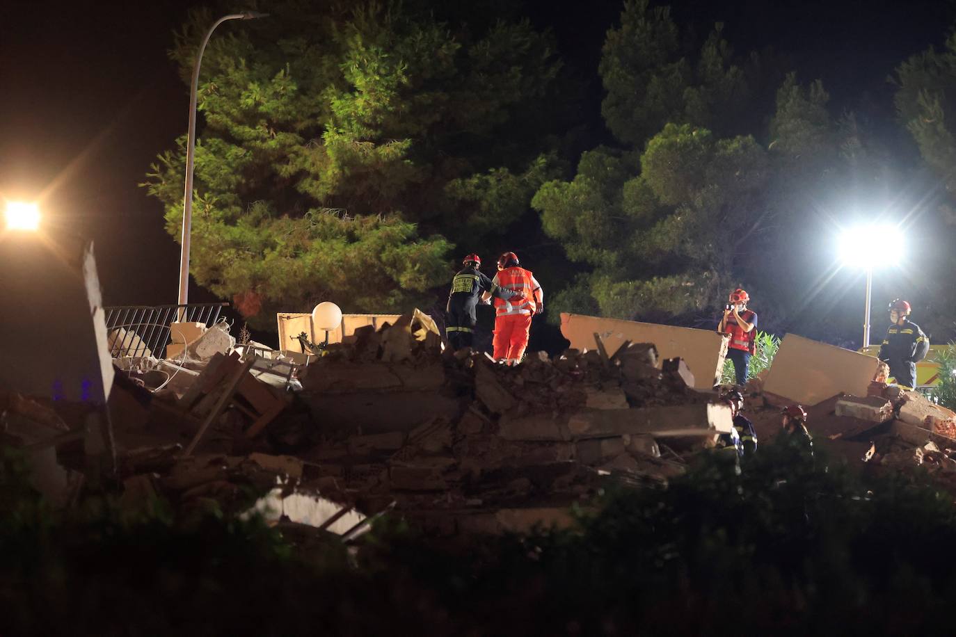 Sin descanso. Los efectivos de rescate han mantenido durante toda la noche la búsqueda de las tres personas atrapadas por el derrumbe de un edificio en Peñíscola. Una de ellas ha sido localizada con vida.