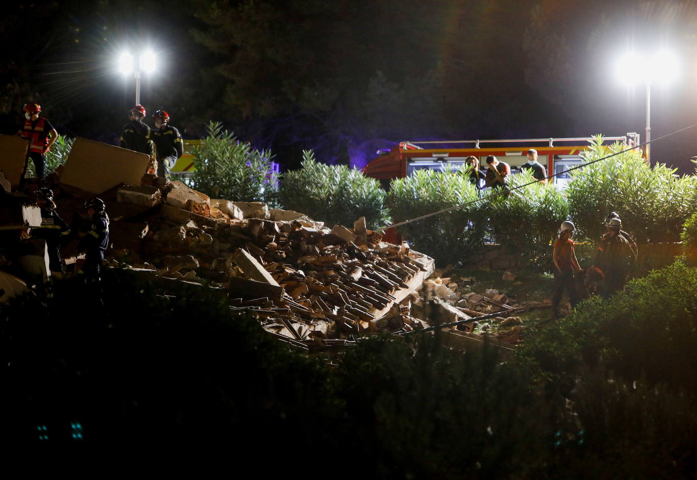 Sin descanso. Los efectivos de rescate han mantenido durante toda la noche la búsqueda de las tres personas atrapadas por el derrumbe de un edificio en Peñíscola. Una de ellas ha sido localizada con vida.