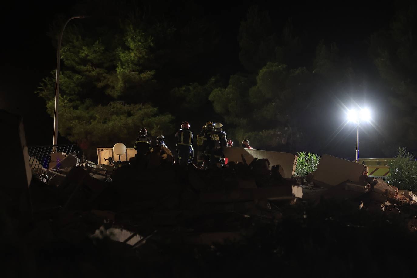 Sin descanso. Los efectivos de rescate han mantenido durante toda la noche la búsqueda de las tres personas atrapadas por el derrumbe de un edificio en Peñíscola. Una de ellas ha sido localizada con vida.