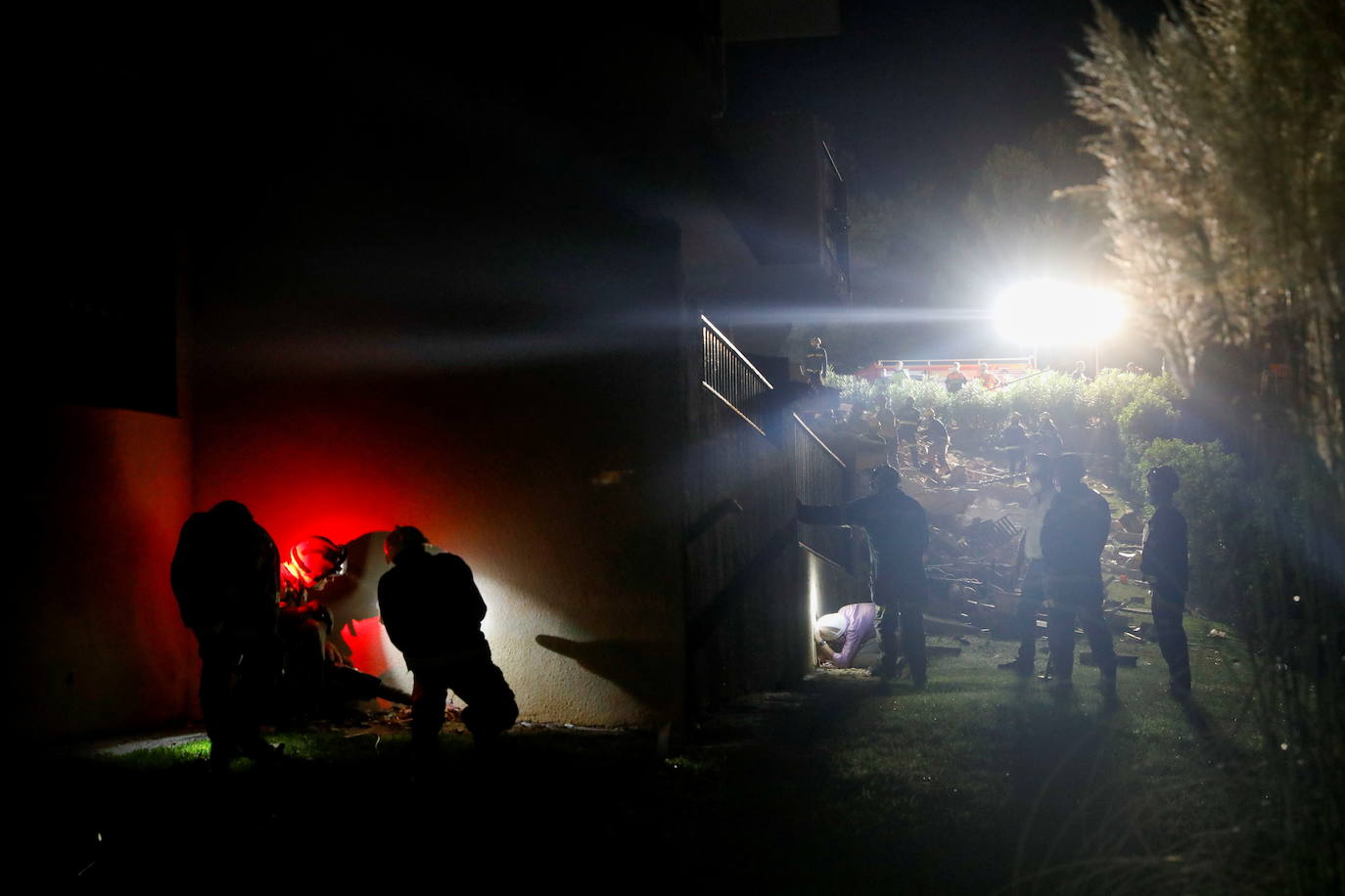 Sin descanso. Los efectivos de rescate han mantenido durante toda la noche la búsqueda de las tres personas atrapadas por el derrumbe de un edificio en Peñíscola. Una de ellas ha sido localizada con vida.