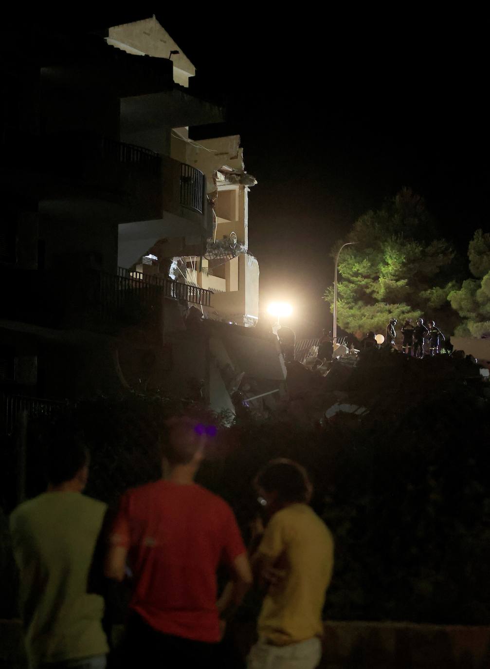 Sin descanso. Los efectivos de rescate han mantenido durante toda la noche la búsqueda de las tres personas atrapadas por el derrumbe de un edificio en Peñíscola. Una de ellas ha sido localizada con vida.