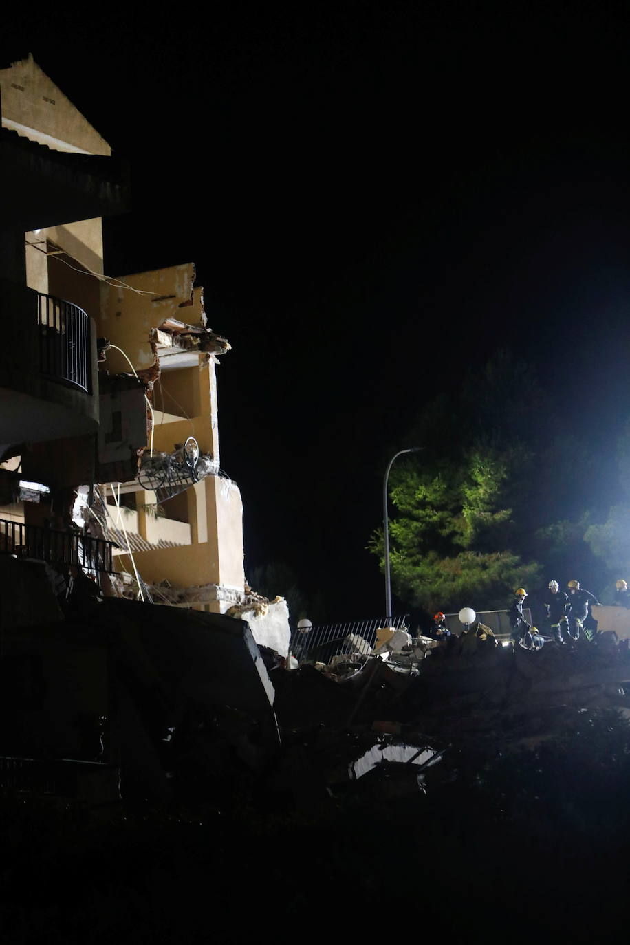 Sin descanso. Los efectivos de rescate han mantenido durante toda la noche la búsqueda de las tres personas atrapadas por el derrumbe de un edificio en Peñíscola. Una de ellas ha sido localizada con vida.