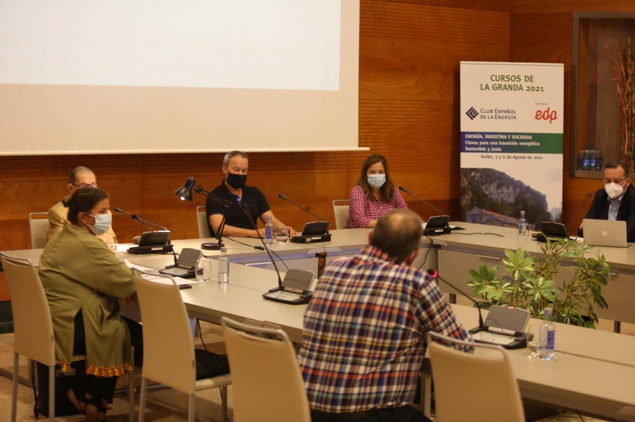 Mesa redonda sobre sostenibilidad en el sector sidrero en los cursos de La Granda. 