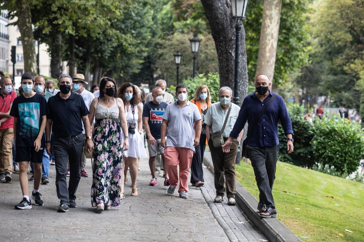 Valdeón, a la derecha, con el grupo de asistentes a la visita por el Campo. 