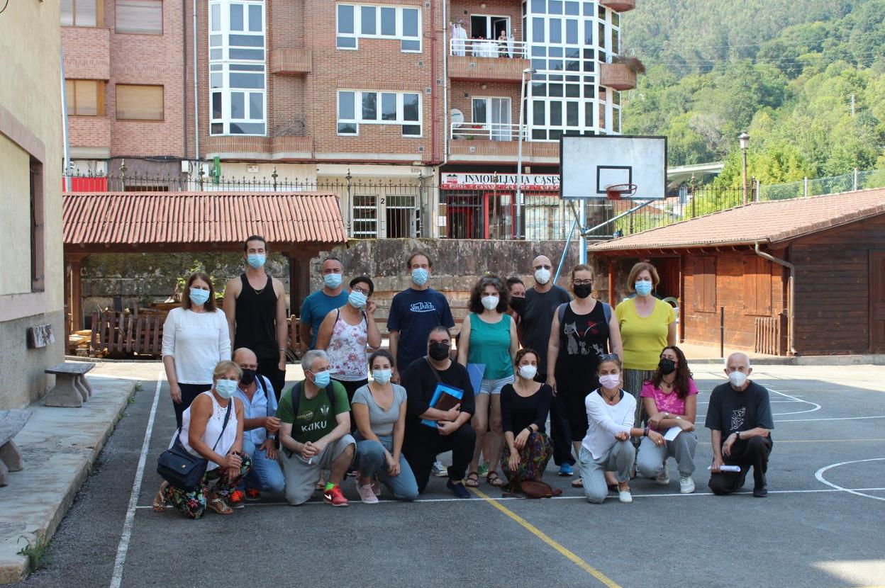 Alumnos y maestros del encuentro, ayer en El Prial de Infiesto. 