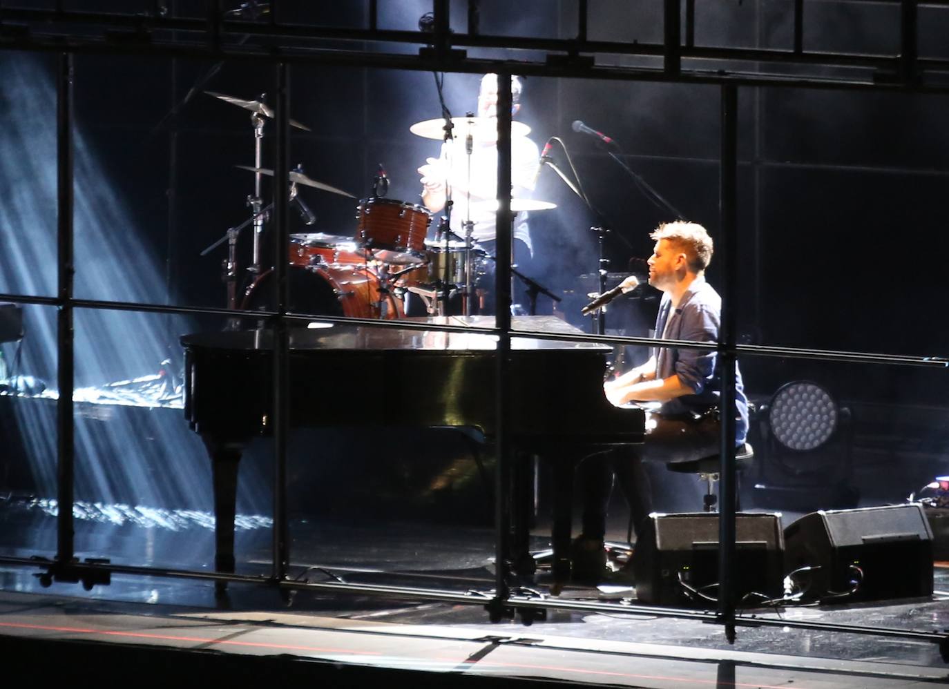 El cantautor malagueño Pablo López desplegó su talento para la canción romántica ante un público entregado en Avilés a los acordes de su gira Mayday & Stay Tour.