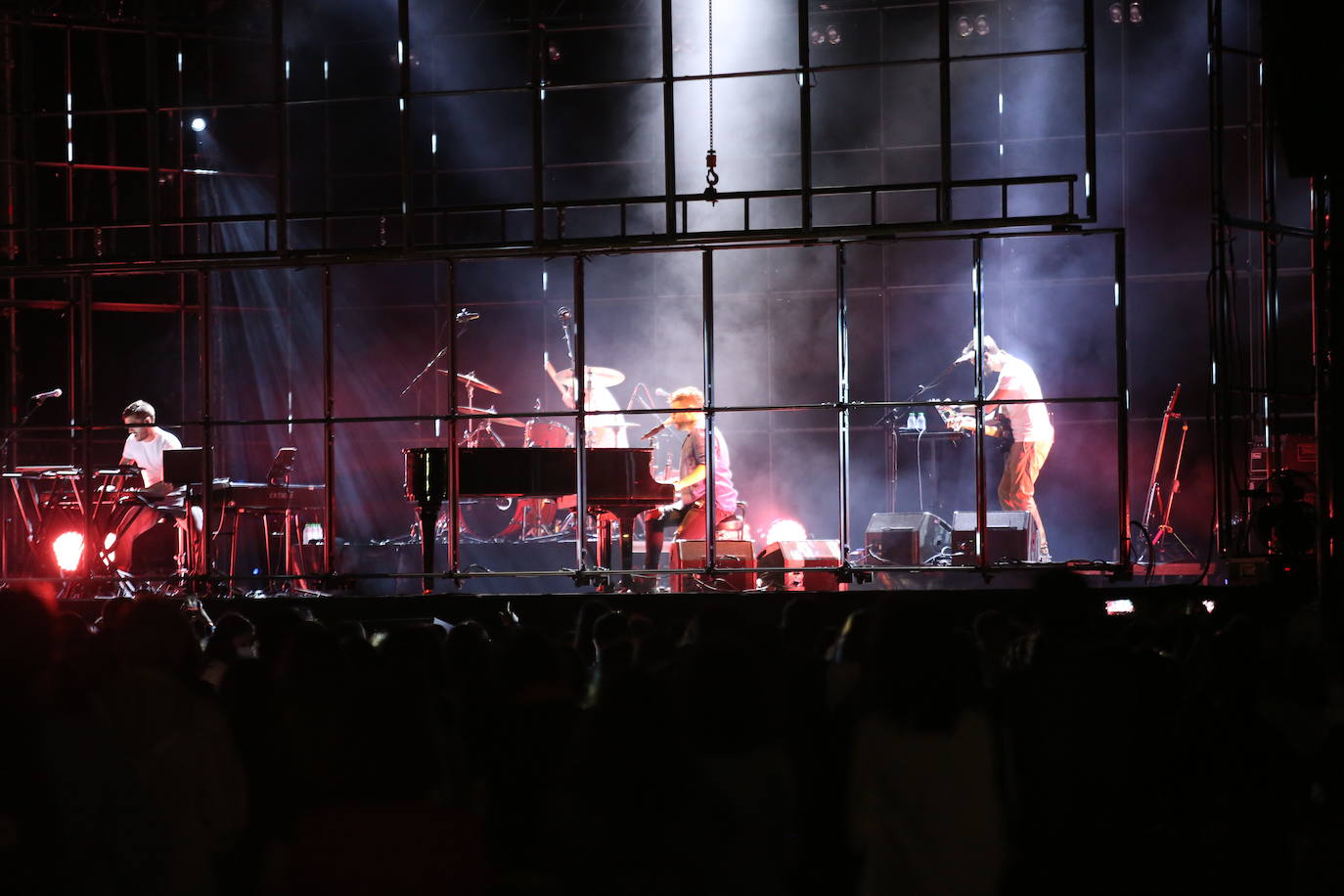 El cantautor malagueño Pablo López desplegó su talento para la canción romántica ante un público entregado en Avilés a los acordes de su gira Mayday & Stay Tour.