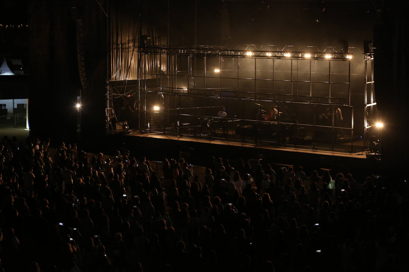 El cantautor malagueño Pablo López desplegó su talento para la canción romántica ante un público entregado en Avilés a los acordes de su gira Mayday & Stay Tour.