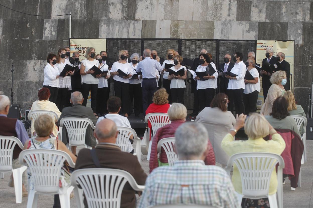 La Coral Amanecer, en pleno reencuentro con el público, anoche, en El Coto. 