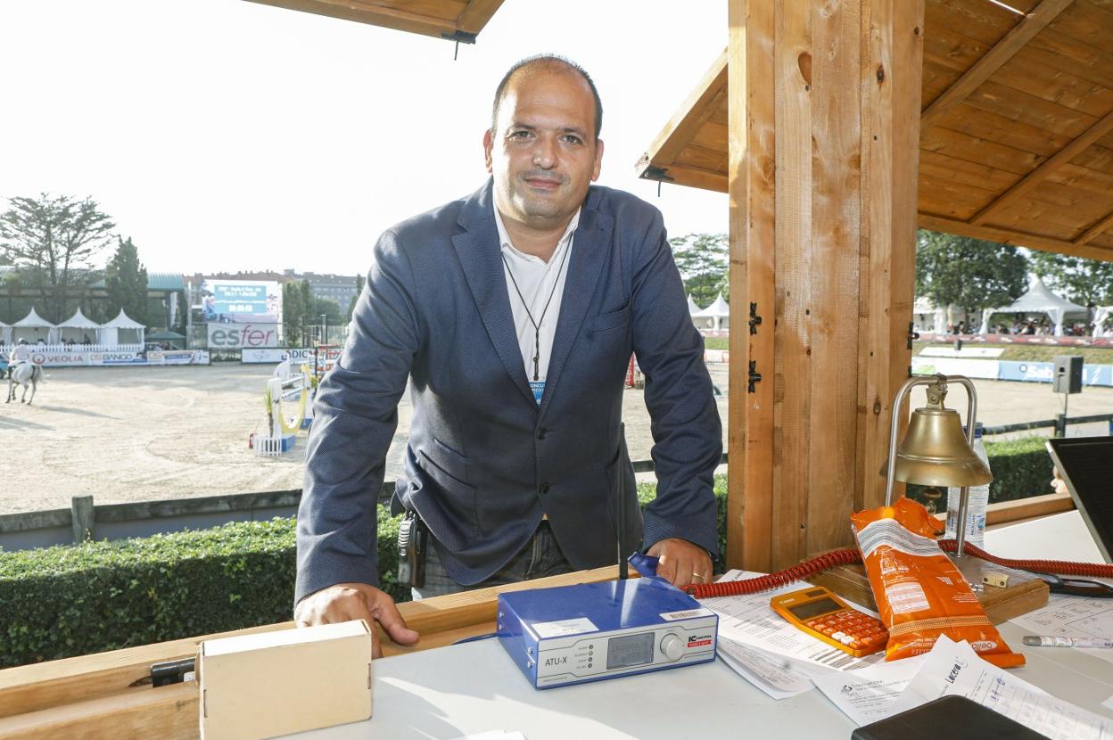 Alejandro Ancín, en el lugar desde el que sigue la competición. 