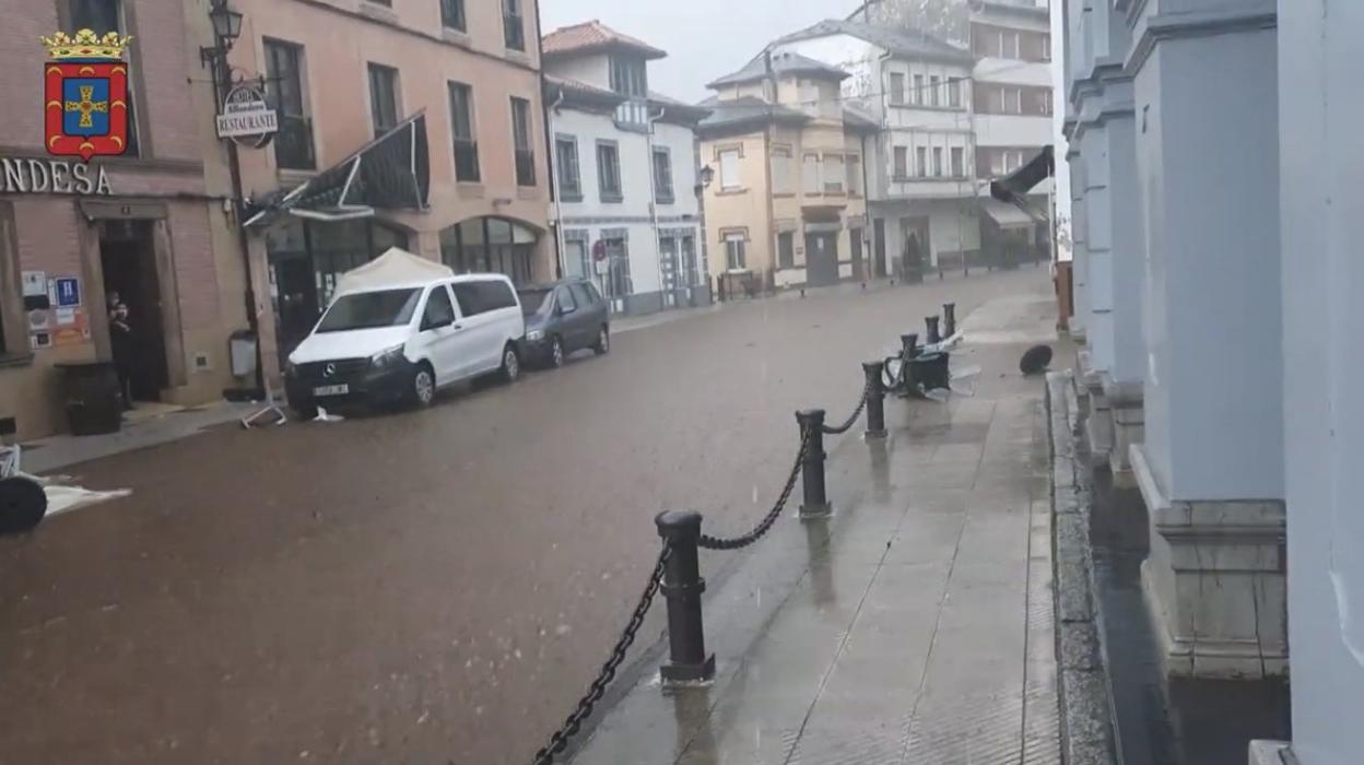 La calle Donato Fernández, de Pola de Allande, se convirtió en un río de agua y barro por la intensa lluvia. 