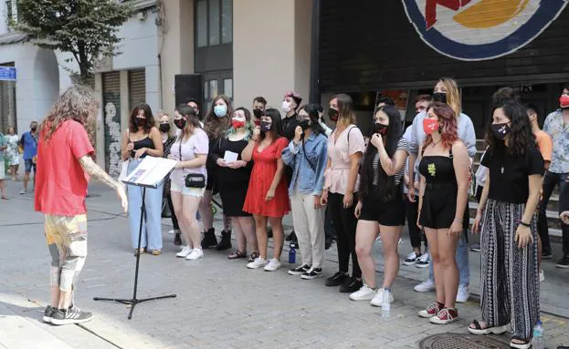 Integrantes del Coro Joven, durante una de sus actuaciones de este sábado en las calles de Gijón.