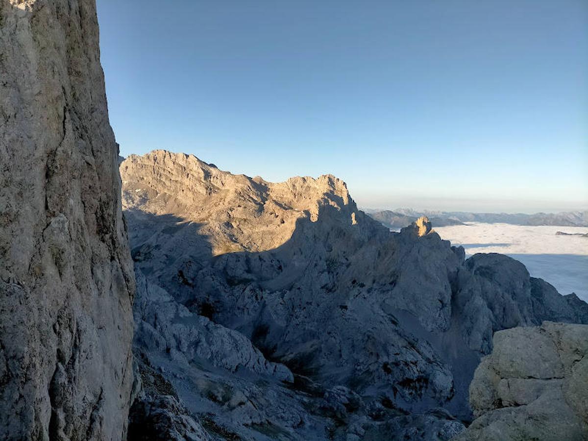 Vistas desde la arista oeste del Torrecerredo a la Torre de la Palanca y al Llambrión.