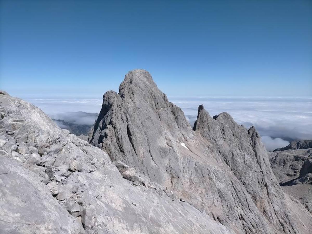 Vistas al Pico Cabrones desde Torrecerredo.