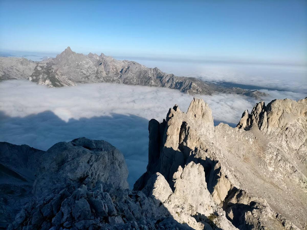 Vistas al Macizo Occidental y al mar de nubes desde el Pico Cabrones.