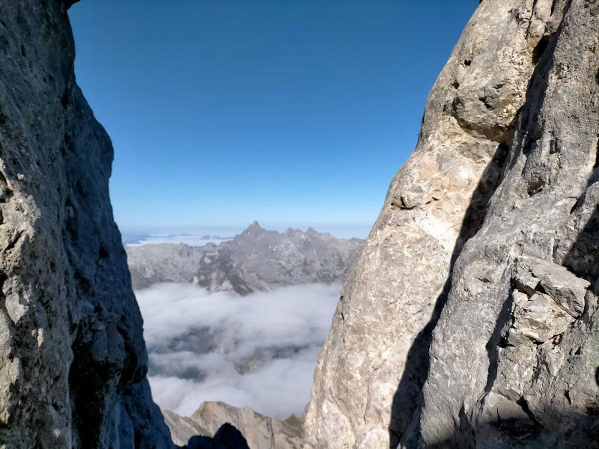 Vistas al Macizo Occidental entre el Pico Cabrones y el Torrecerredo.