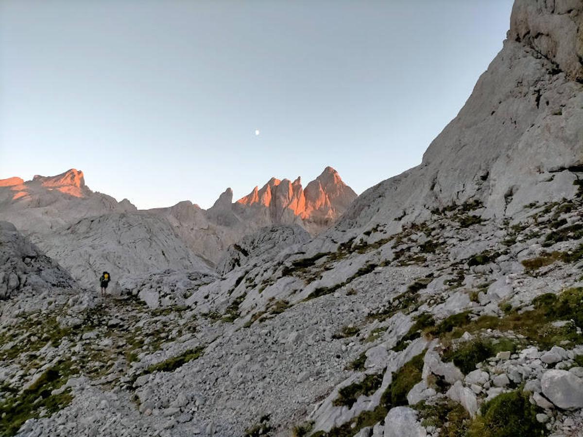 Atardecer con el Pico Cabrones al fondo.