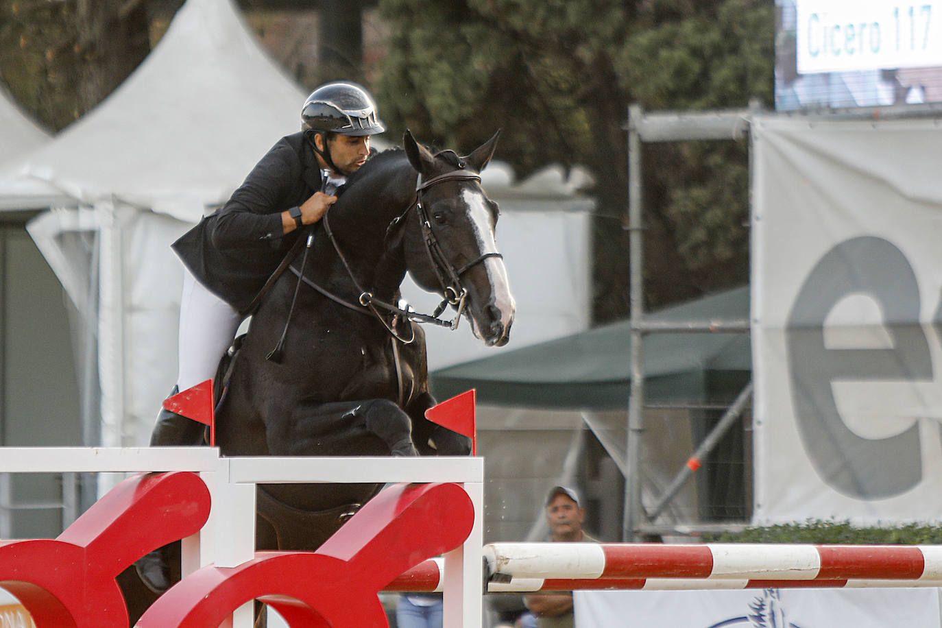 El circuito hípico gijonés regresó por segundo año consecutivo con varios concursos hípicos este verano como alternativa al concurso de saltos internacional de Las Mestas