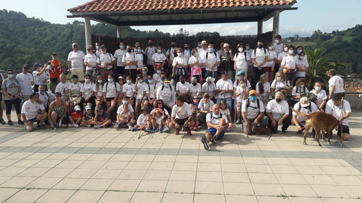 Los participantes en la marcha a Peña Cabrera antes de salir. 