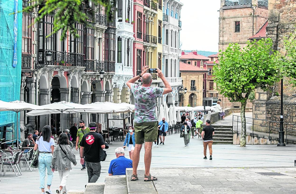 Las calles de Avilés siguen llenas de turistas, una imagen repetida durante todo el verano. 