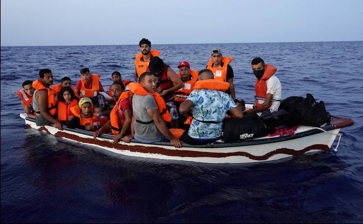 Una lancha con inmigrantes localiszada en las costas de Lampedusa.