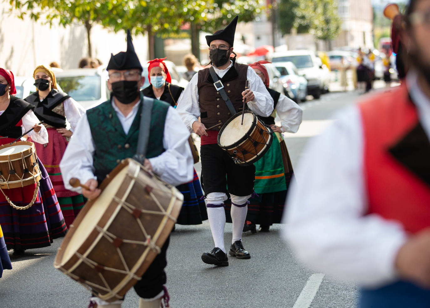 Desfile a cargo de la agrupación folcrórica La Sidrina para celebrar Santa Isabel.