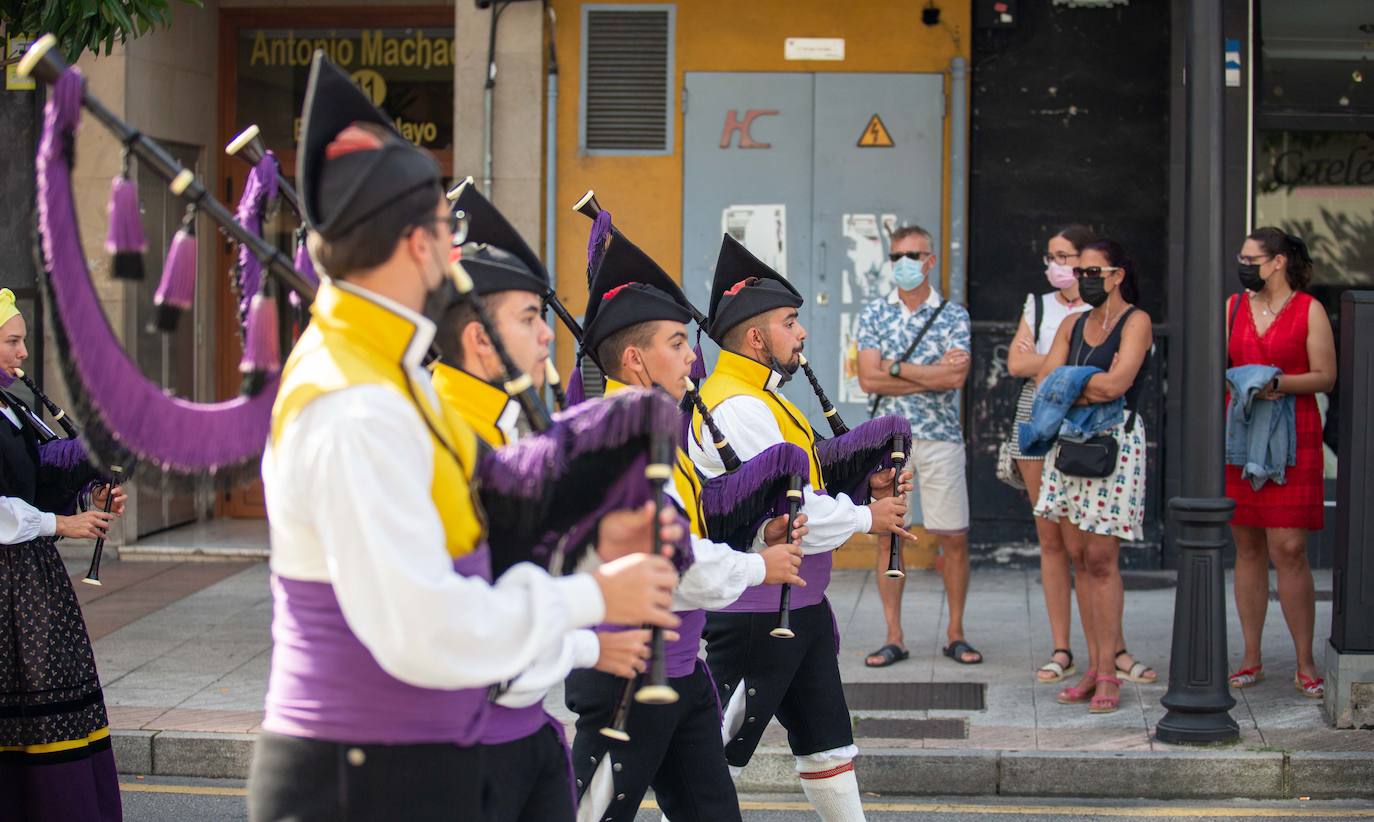 Desfile a cargo de la agrupación folcrórica La Sidrina para celebrar Santa Isabel.