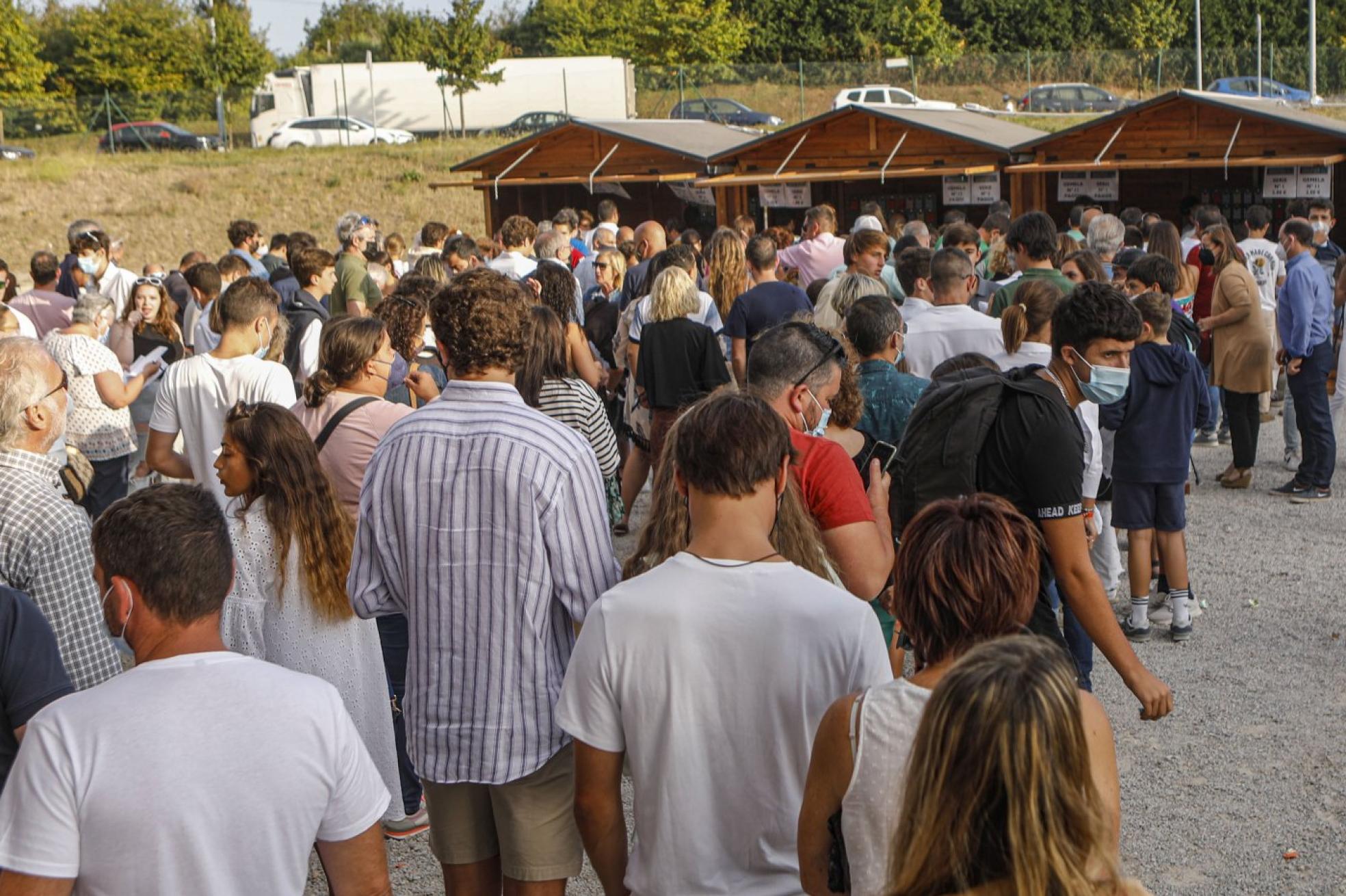 Numerosos seguidores hacen cola para hacer sus apuestas antes del Gran Premio. 