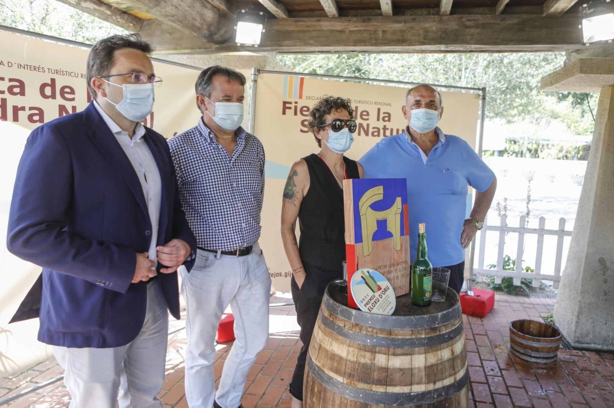 El edil Manuel Ángel Vallina, junto a los miembros del jurado del concurso. 