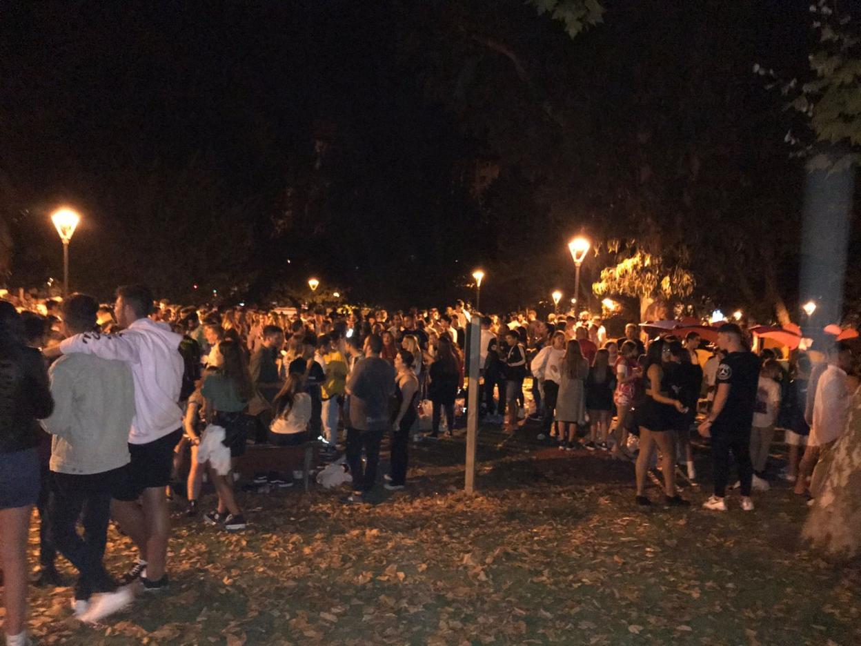 La fiesta en el parque de El Carbayedo se prolongó hasta las cuatro de la madrugada y aún había grupos a las siete. 