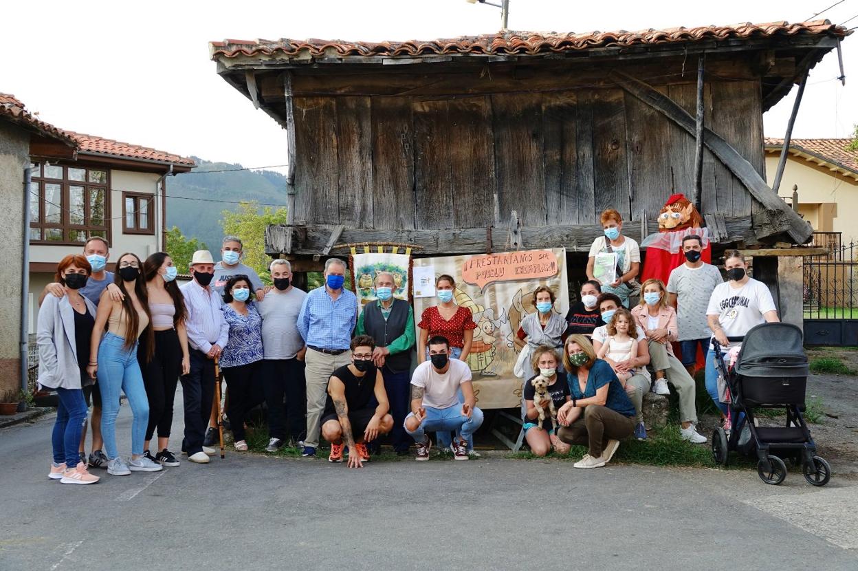 Vecinos de la parroquia, junto a uno de los hórreos existentes en el pueblo de Areñes. 